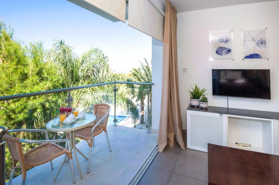 Lucile - Coralli Beachfront Apartment 帕拉利米尼 外观 照片