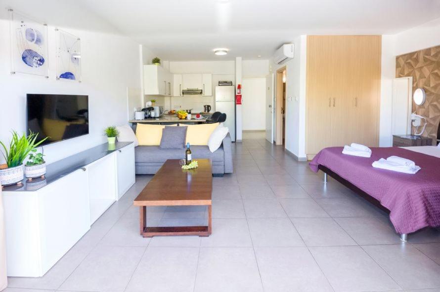 Lucile - Coralli Beachfront Apartment 帕拉利米尼 外观 照片