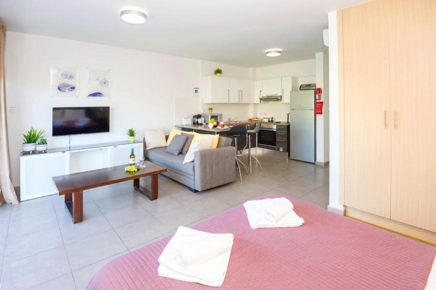 Lucile - Coralli Beachfront Apartment 帕拉利米尼 外观 照片