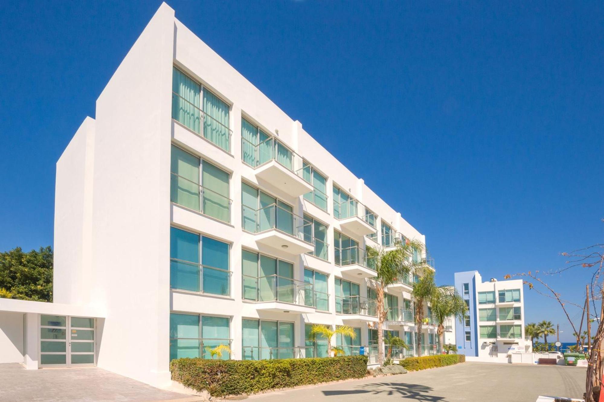 Lucile - Coralli Beachfront Apartment 帕拉利米尼 外观 照片
